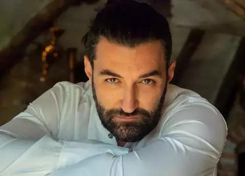 Smiley și-a pierdut vocea: "Abia pot să vorbesc, intru în pauză vocală". La ce remediu a apelat artistul pentru a putea cânta din nou