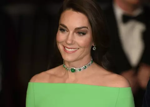 Kate Middleton, apariție de milioane într-o rochie verde de 2.500 de lei. Ce semnificație are colierul purtat și ce legătură are cu Prințesa Diana