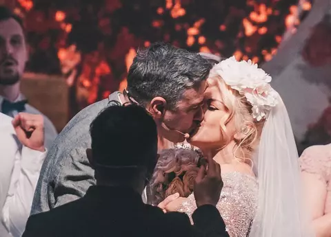 Loredana Groza și Cornel Ilie s-au sărutat pasional, pe scenă. Acum câteva săptămâni, artista l-a sărutat și pe Botezatu