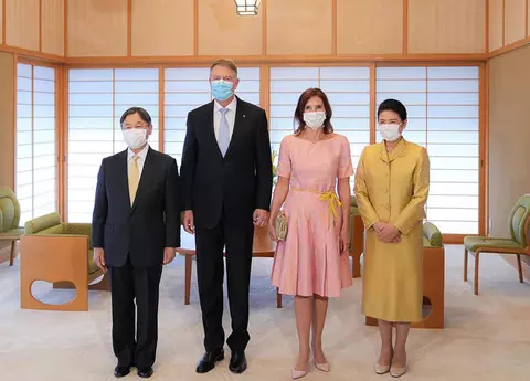 Carmen Iohannis a purtat o rochie roz, cu mânecă scurtă, la întâlnirea cu Împăratul Japoniei, la Tokyo. Semnificația ascunsă a ținutei