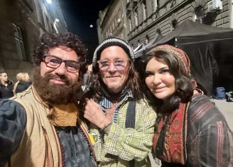 Ce au făcut Viorica și Ioniță din Clejani pe platourile de filmare de la ”Modi”, producția regizată de Johnny Depp: ”Lumea filmului este fascinantă! A fost acolo și celebrul Al Pacino” / EXCLUSIV