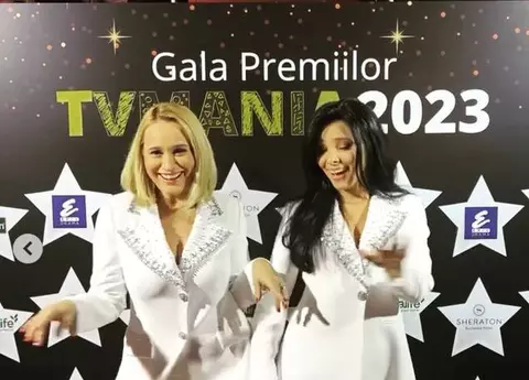 Andreea Esca și Corina Caragea s-au îmbrăcat la fel la Premiile TV Mania. Cum au reacționat când s-au întâlnit față-n față