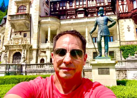 Dan Negru, revoltat de prețurile mari de la Castelul Peleș: „Dacă tot încasezi mai mult decât la Versailles, măcar gardul repară-l. Dacă nu ții de mână copiii, i-ai pierdut în prăpastie”