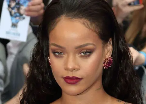 Cum arată Rihanna fără perucă și extensii. Părul natural al artistei este superb