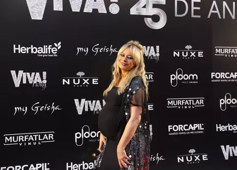 Laura Cosoi, superbă la Petrecerea VIVA! 2024, în ultima lună de sarcină. A îmbrăcat o rochie perfect mulată pe burtica de gravidă