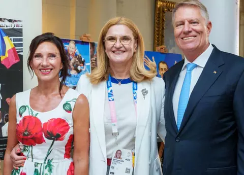 Cât costă rochia purtată de Carmen Iohannis la Ambasada României de la Paris, înainte de Jocurile Olimpice. A accesorizat-o cu o geantă mai scumpă decât ținuta