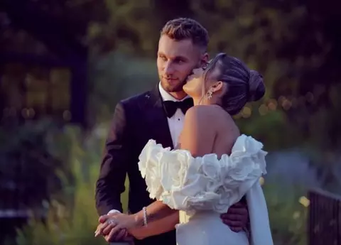 Denis Drăguș s-a căsătorit cu Vanessa, iar naș le-a fost Marius Șumudică. Mireasa a purtat o rochie spectaculoasă / Imagini de la nunta de poveste a fotbalistului: ce meniu au avut și cine a cântat