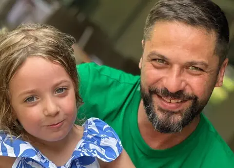 Augustin Viziru revine pe platourile de filmare cu un look nou. Ce personaj va juca în serialul Tătuțu': „Chiar dacă eu aș putea să joc și doctori, lumea preferă ca eu să fiu ăla rău"