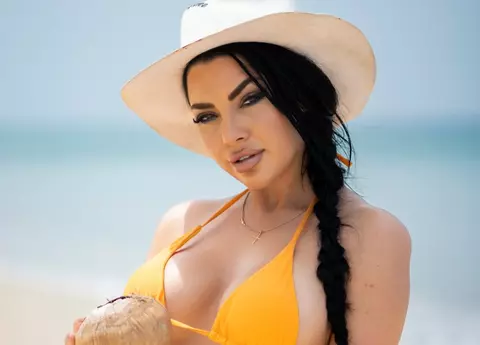 Maria Tebieș, ispita de la Insula iubirii, și-a făcut mai multe operații estetice de-a lungul timpului. Cum arăta bruneta în trecut