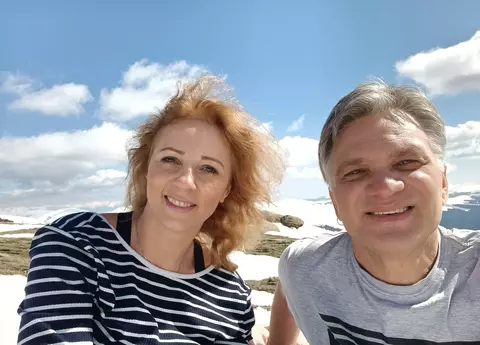 Cum s-au acomodat Mihai Onilă și soția lui, Laura, la un an de la revenirea din Belgia. Cum își răsfață artistul partenera: ”Îi fac clătite și îi spun că o iubesc ca sarea în bucate...”/ EXCLUSIV