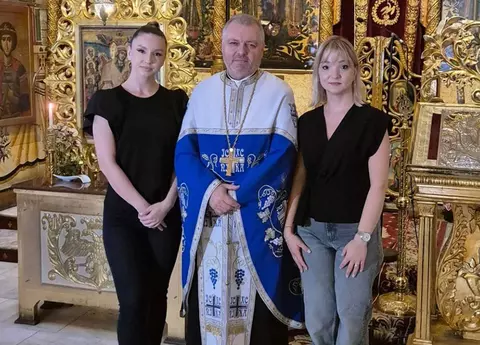 Fiicele lui Corneliu Vadim Tudor au făcut parastas la 9 ani de la moartea politicianului, dar mama lor nu a putut participa. De ce a lipsit Doina Vadim: „Un prilej de aducere aminte și de rugăciune pentru sufletul celui care a făcut atât de mult bine cât a trăit pe pământ"/ EXCLUSIV