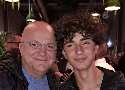 Cum arată Eduard Petrescu, fiul de 17 ani al lui Axinte și ce cadou vrea să-i facă tatăl lui: ”I-am promis că-i iau mașină. Nu are treabă cu muzica, cu impresariatul. Ne ajunge unul stresat în casă...”/ EXCLUSIV