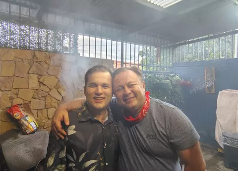 Cum și-a serbat Dragoș Dolănescu fiul, în Costa Rica. Primul nepot al lui Ion Dolănescu poartă numele regretatului artist și a împlinit 20 de ani: ”Eu am fost responsabil cu grătarul...”/ EXCLUSIV