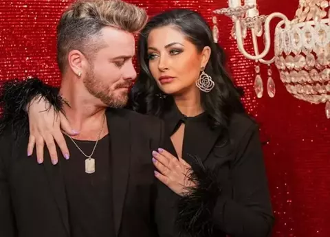 Gabriela Cristea susține că a avut de suferit din cauza paparazzilor și că au prins-o chiar în prima seară când a ieșit cu Tavi Clonda: „Eu veneam cu un bagaj emoțional foarte puternic, după un divorț absolut oribil. Noi încercam să intrăm în scara blocului meu și, deodată..."