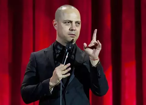 Cine este Dan Badea. Comediantul a debutat ca DJ, a fost însurat cu Lora, este la a doua căsnicie și are un fiu