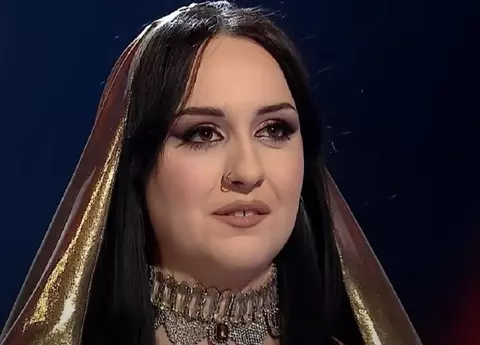 Cine este Raluca Moldoveanu, finalistă Vocea României 2024. E fană a stilului gotic și i-a făcut pe antrenori să se lupte pentru ea, la audiția pe nevăzute