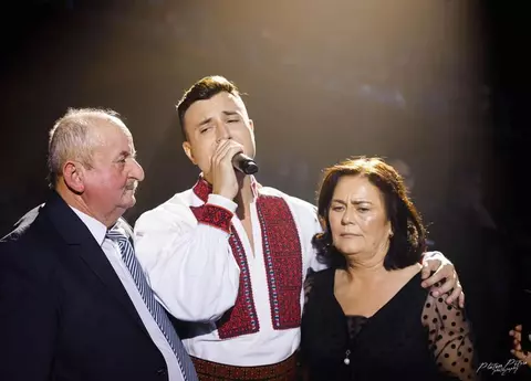 Cum arată părinții lui Valentin Sanfira și ce sacrificii au făcut pentru el: ”Tata ajungea de la muncă. Muncea pe șantier și țin minte că ne aducea portocale, șosete și...” / EXCLUSIV