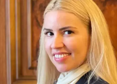 Cine este Cristina Tărteață. Funcționara indignată de concedierile de la Senat anunțate de Ilie Bolojan conduce un Lexus, are două apartamente în Capitală și ceasuri şi bijuterii de 25.000 de euro