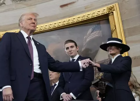 Melania Trump, apariție elegantă la învestirea lui Donald Trump. Cum comentează Iulia Albu ținuta Primei Doamne: "Ne dă o lecție despre cum să-i stingi lumina soțului tău în cinci pași simpli sau cum să furi definitiv scena" / EXCLUSIV