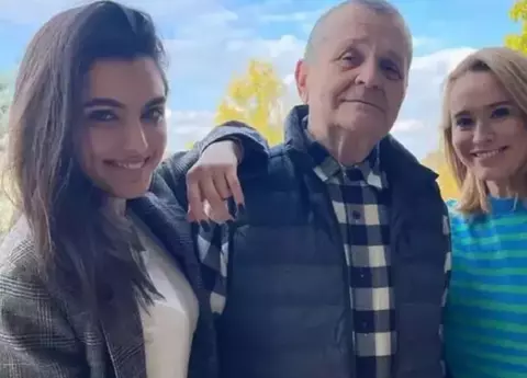 Cum s-a îmbrăcat tatăl Andreei Esca la restaurant, la 86 de ani. Prezentatoarea TV, surprinsă de ținuta părintelui ei: „Escone rupe pe fashion”