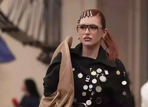 Fiica lui Gabi Balint, apariție extravagantă la un eveniment monden. Denisa a purtat o geantă supradimensionată "cu mănuși" și un trenci accesorizat atipic