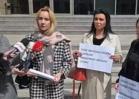Adriana Bahmuțeanu și Oana Ioniță protestează în fața Tribunalului pentru copiii lor: „Un proces pentru drepturile copilului ar trebui să aibă maxim două luni, nu ani”