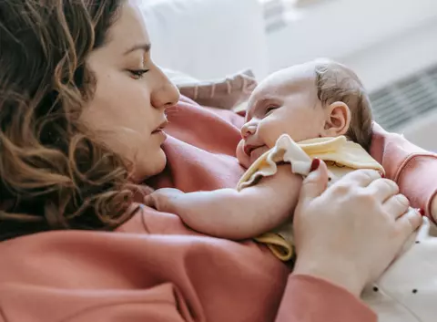 Mama care lipsește din poze: cum revii în fotografiile de familie ale copilului tău