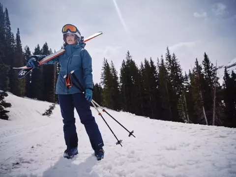 Alunecă pe pârtii cu stil – geci de schi și snowboard la modă pentru femei
