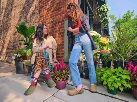 Crocs Classic Crafted confort iconic, reinterpretat în vegan suede