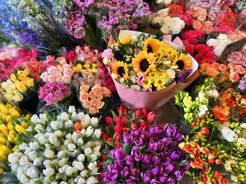 Cum să faci un cadou elegant cu un buget limitat: 8 idei de buchete de flori sub 200 RON