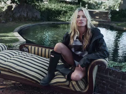 Iconic by Nature. Kate Moss revine în universul Hunter într-o campanie aniversară