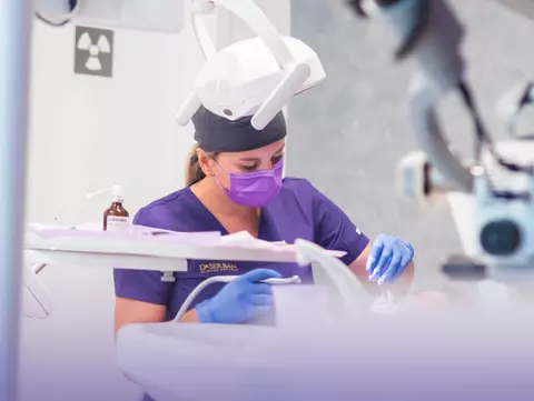 5 semne că dinții tăi au nevoie urgentă de o vizită la dentist