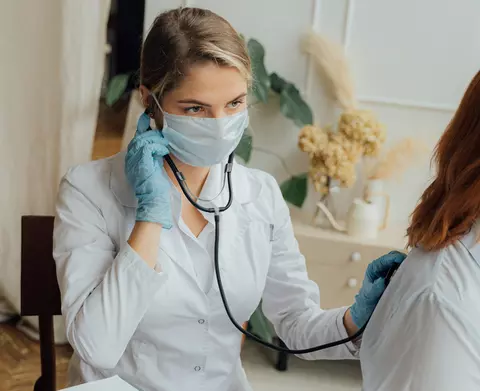 (P) De ce poartă medicii halate albe? 3 lucruri interesante despre uniforma medicală