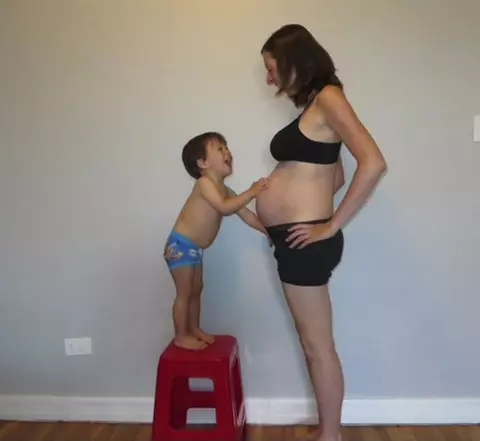 O mămică s-a fotografiat săptămânal în timpul sarcinii cu gemeni. Imaginile sunt emoționante | VIDEO