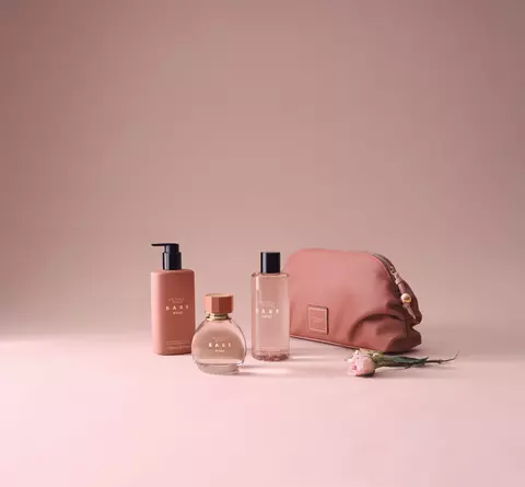 Bare Rose - o nouă colecție Victoria's Secret unde delicatețea feminină este explorată în detaliu