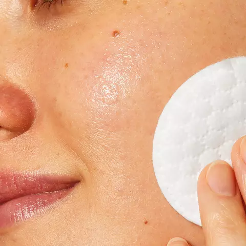 Tot ce trebuie să știi despre apa micelară: Ghidul complet pentru utilizare