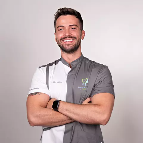 Ai indicație de implant dentar? Ce riști dacă nu urmezi sfaturile medicului stomatolog, dr. Alin Gabor