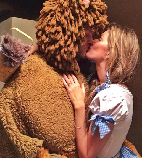 Gisele Bundchen, intr-un costum sexy pentru Halloween