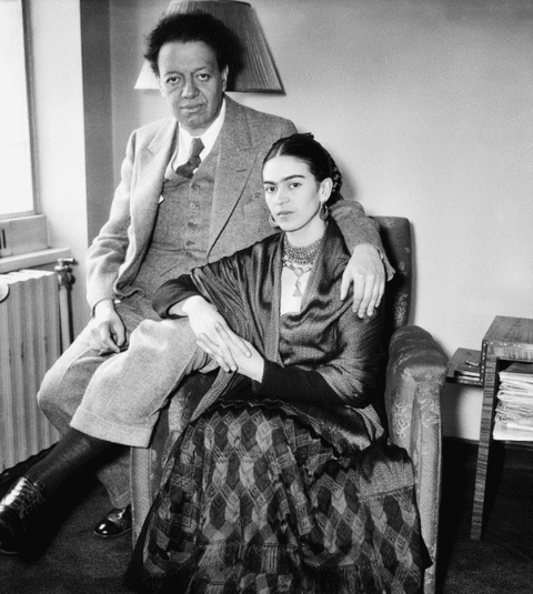 Povestea de dragoste dintre pictorii Frida Kahlo şi Diego Rivera bate orice film! În ziua nunţii lor, s-a spus „Parcă s-ar căsători un elefant cu o porumbiță”