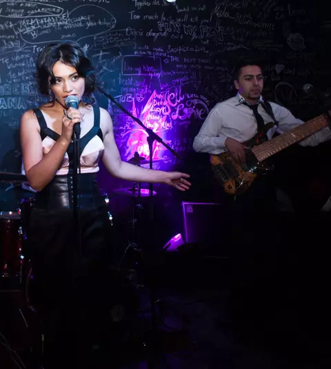 Aylin si-a lansat noul clip alaturi de prieteni