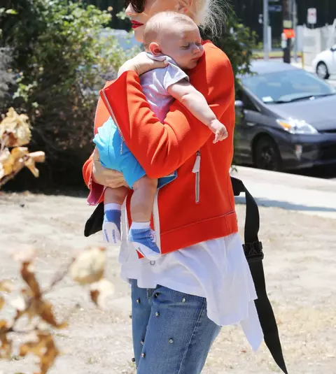 Gwen Stefani, la o petrecere cu băieţii ei. Uite cât de adorabil este Apollo!