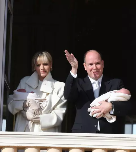 Albert şi Charlene de Monaco şi-au prezentat gemenii în mod oficial