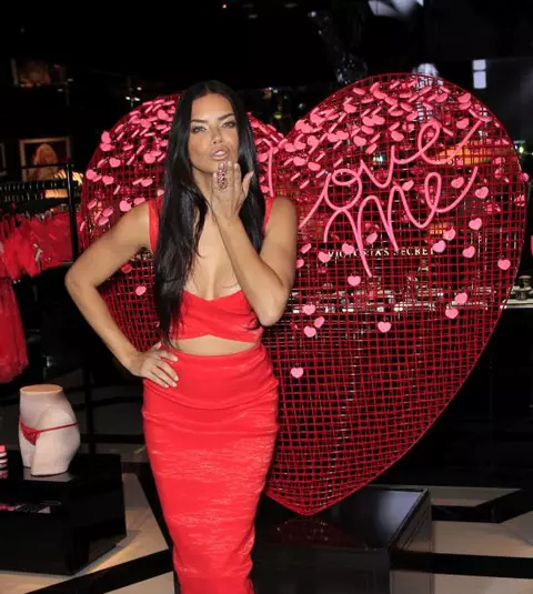 Adriana Lima dezvăluie cele mai hot cadouri pentru Valentine’s Day