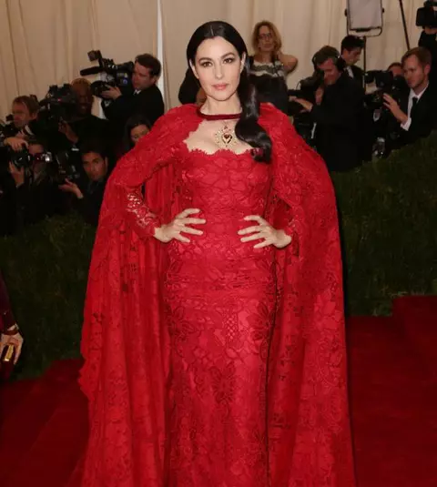 Monica Bellucci – Elegantă şi senzuală la 51 de ani