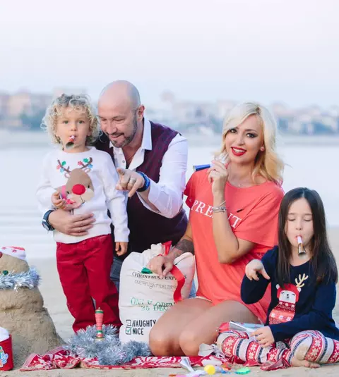 Raluca Zenga, Crăciun pe plajă, cu om de zăpadă din nisip și cămile