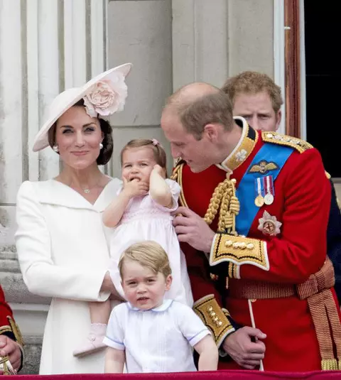 Prinţesa Charlotte, la prima apariţie în balconul Palatului Buckingham