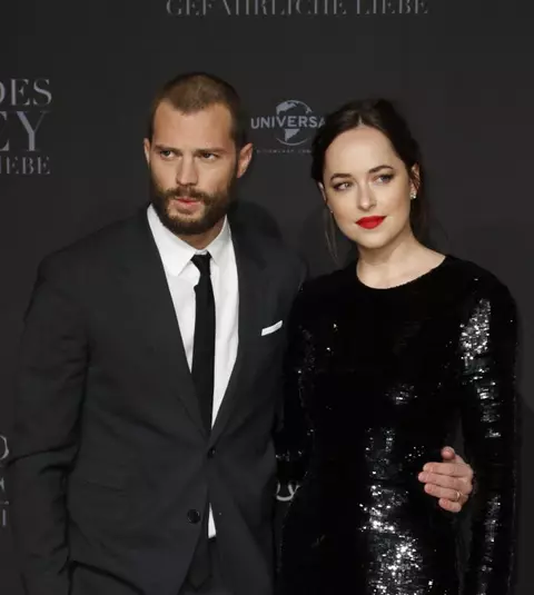 Dakota Johnson a atras toate privirile la premiera europeană „50 Shades Darker” de la Berlin