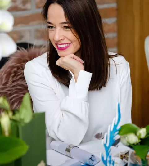 Ce discută Andreea Raicu la prânz cu prietenele