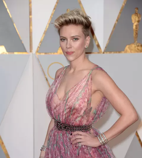 Scarlett Johansson, surpriza serii printre cuplurile de la Oscar. Iată la brațul cui a apărut și care sunt cuplurile care au strălucit pe covorul roșu!