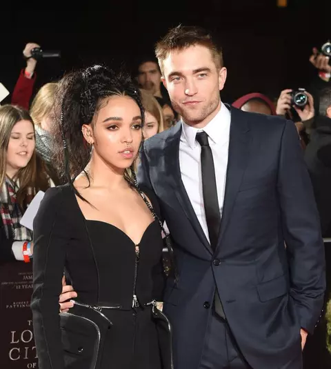 Robert Pattinson și iubita sa, gesturi tandre pe covorul roșu